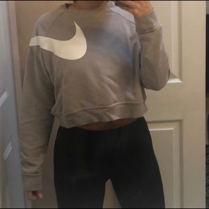Cropped Nike sweatshirt